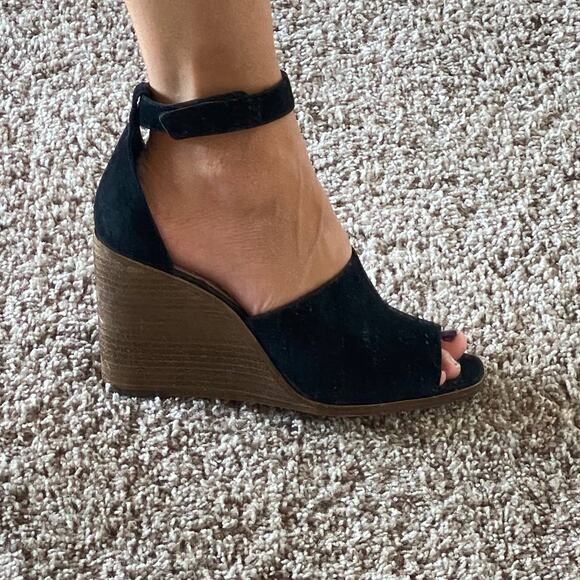 Vince Camuto Deedriana Black Wedge Sandal - Picture 2 of 9